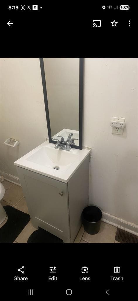 Room for rent with bathroom and bed