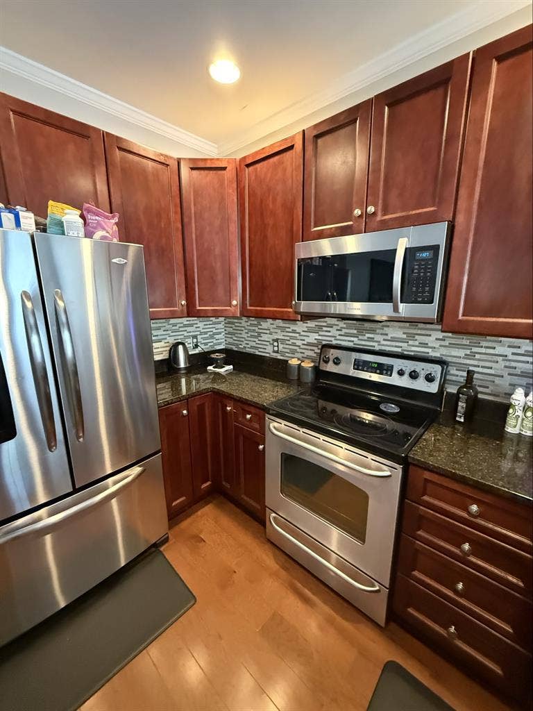 Room For Rent in Upgraded Townhome
