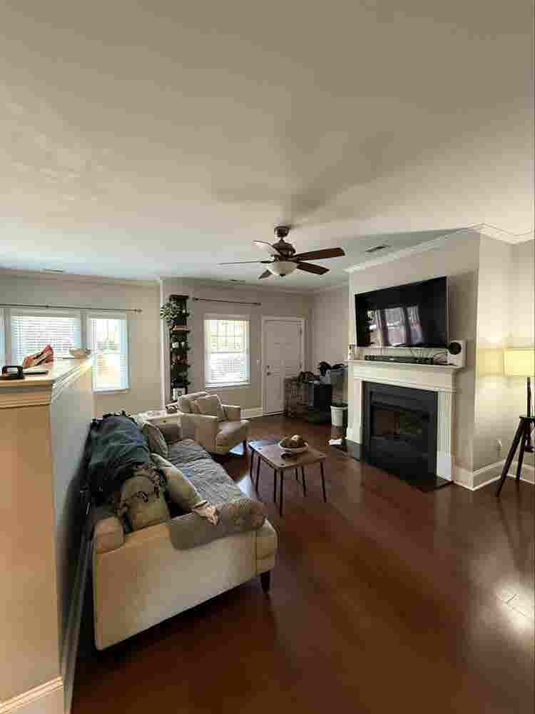 Room For Rent in Upgraded Townhome