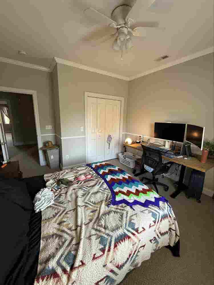 Room For Rent in Upgraded Townhome