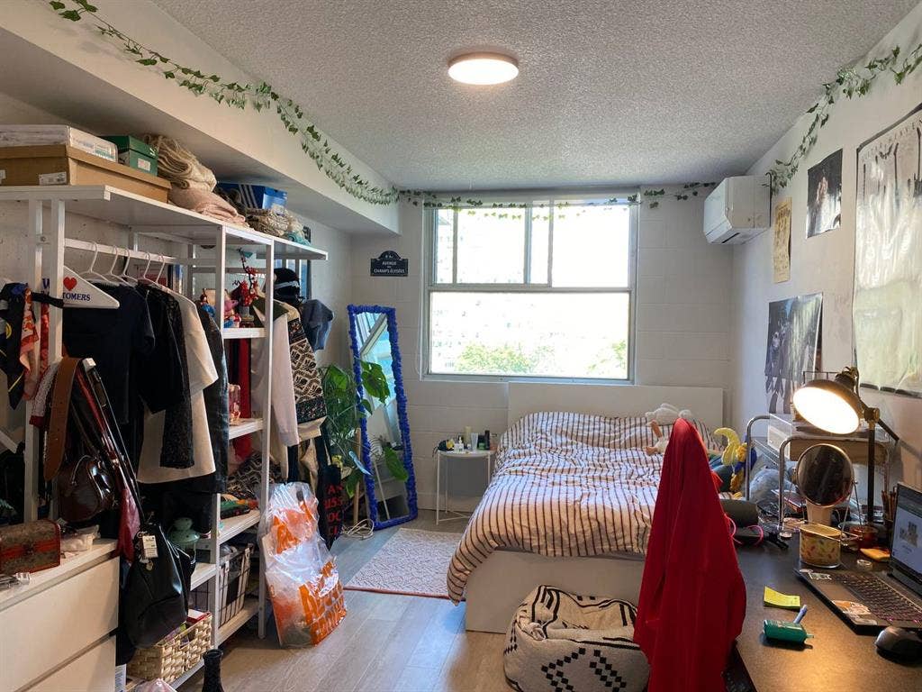 Room in 2 bedroom unit