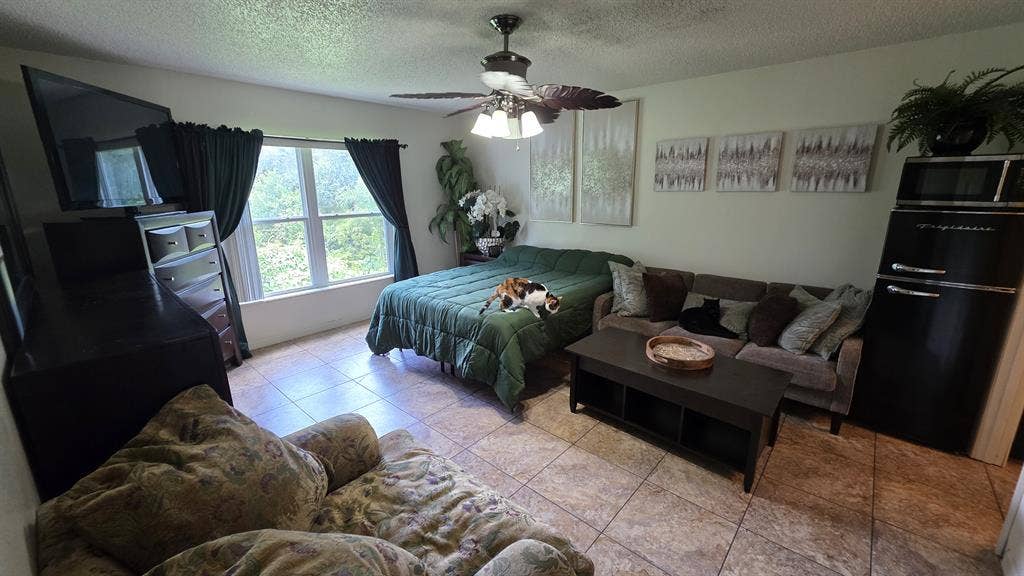 LARGE MASTER SUITE W/PRIVATE BATH