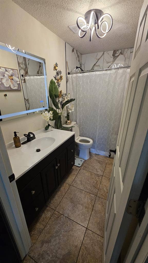 LARGE MASTER SUITE W/PRIVATE BATH