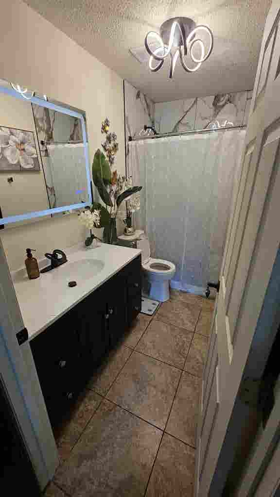 LARGE MASTER SUITE W/PRIVATE BATH