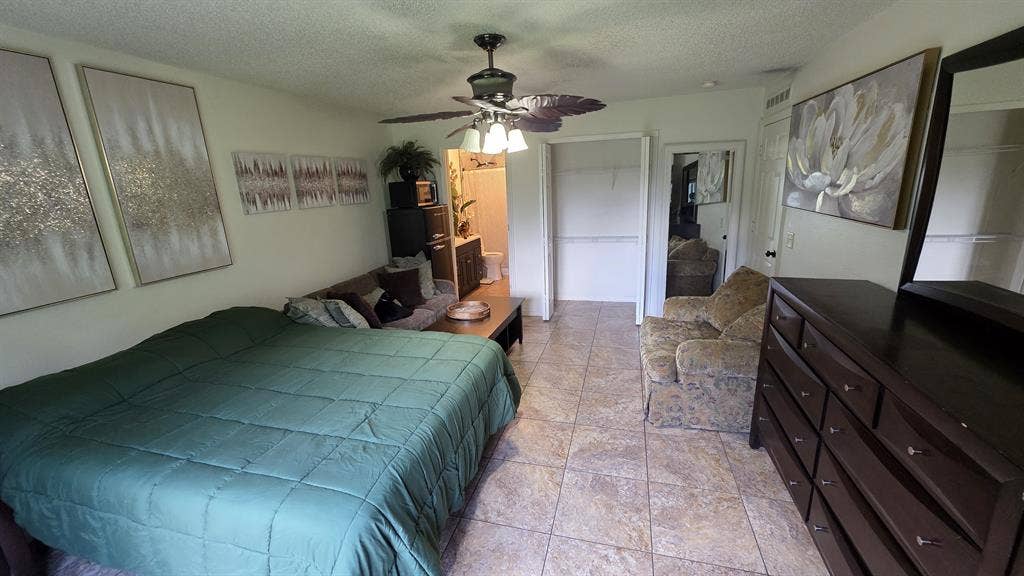 LARGE MASTER SUITE W/PRIVATE BATH