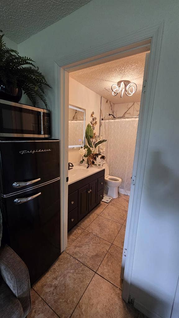 LARGE MASTER SUITE W/PRIVATE BATH