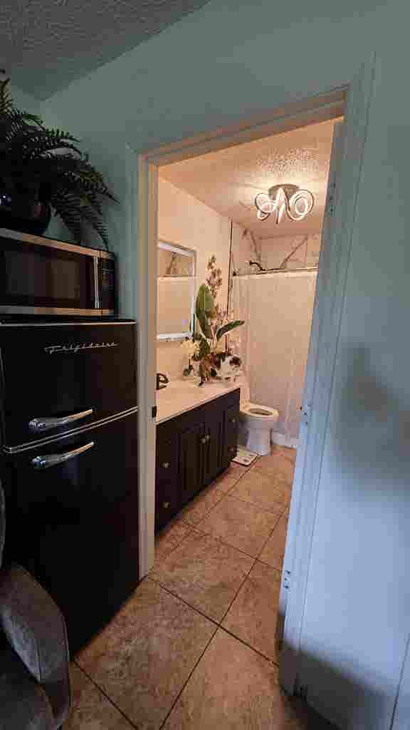 LARGE MASTER SUITE W/PRIVATE BATH