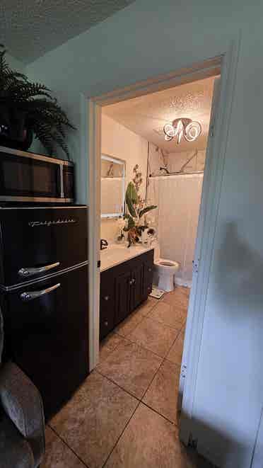 LARGE MASTER SUITE W/PRIVATE BATH