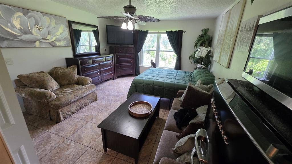 LARGE MASTER SUITE W/PRIVATE BATH