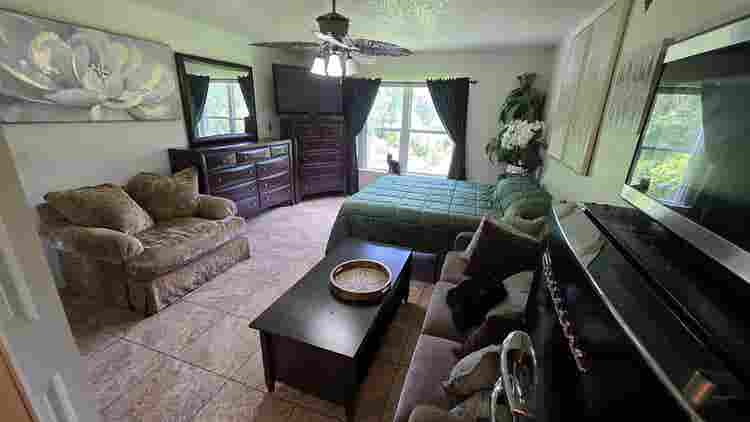 LARGE MASTER SUITE W/PRIVATE BATH