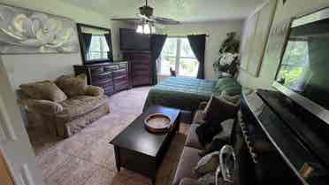 LARGE MASTER SUITE W/PRIVATE BATH