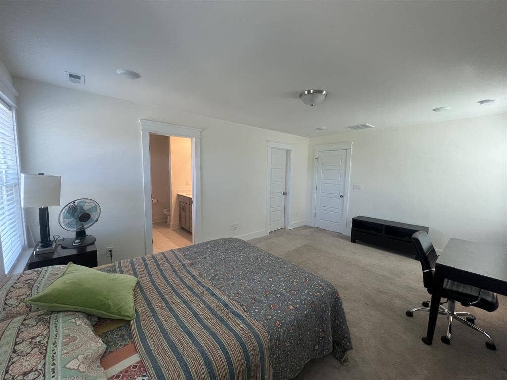 Spacious Private Room in Matthews