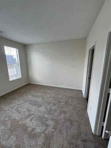 Looking for roommate Oct 1!