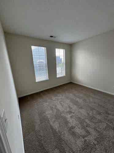 Looking for roommate Oct 1!