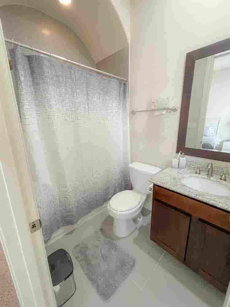 Private room with restroom in eado