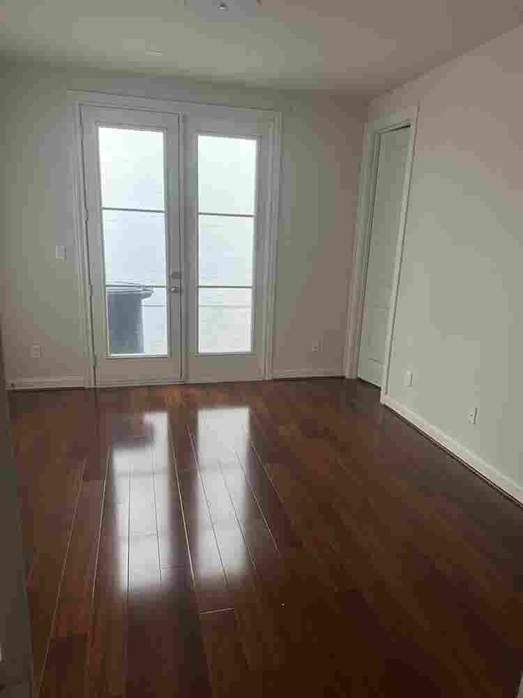 Private room with restroom in eado