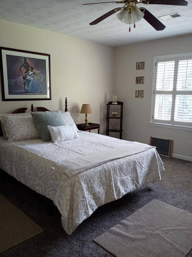 Room to rent in a nice neighborhood