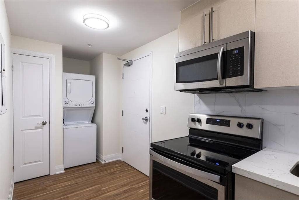 Looking for a roommate :D