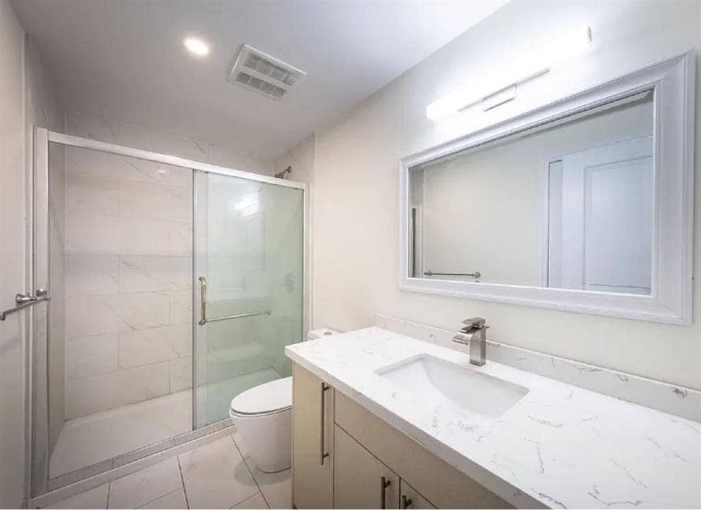 Looking for a roommate :D