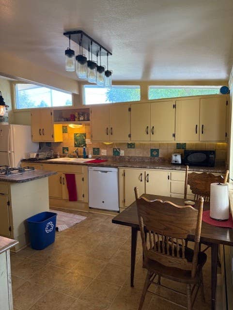 Rooms available on the West Side