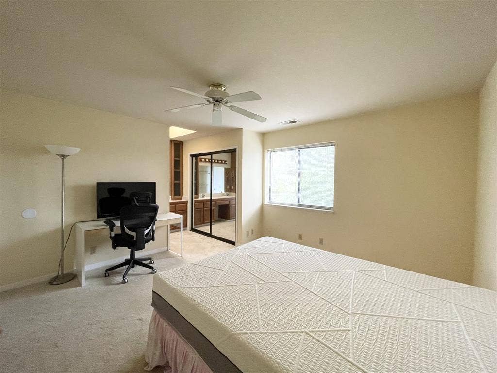 Master bd Private Bath DeAnza/Apple