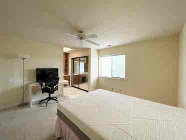 Master bd Private Bath DeAnza/Apple