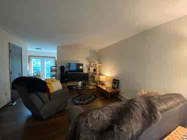 Looking for roommate