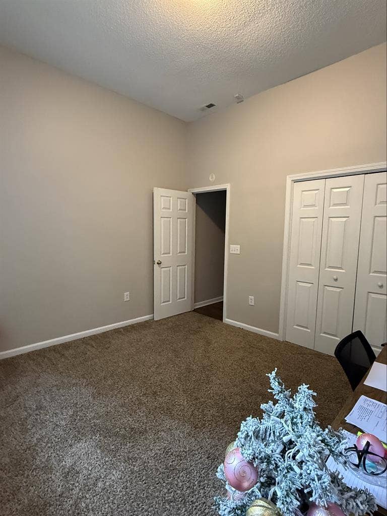 Room for rent.
Need deposit.