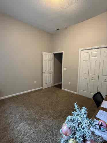 Room for rent. 
Need deposit.