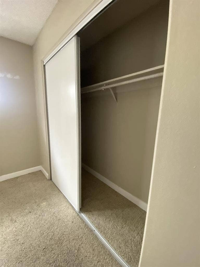 Looking for a roommate for October