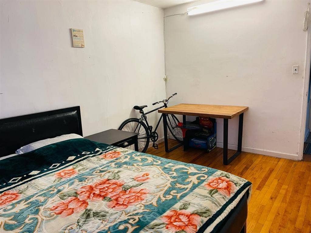 Furnished room available.1st sept