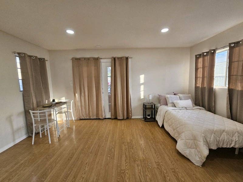 Studio for rent in Long Beach