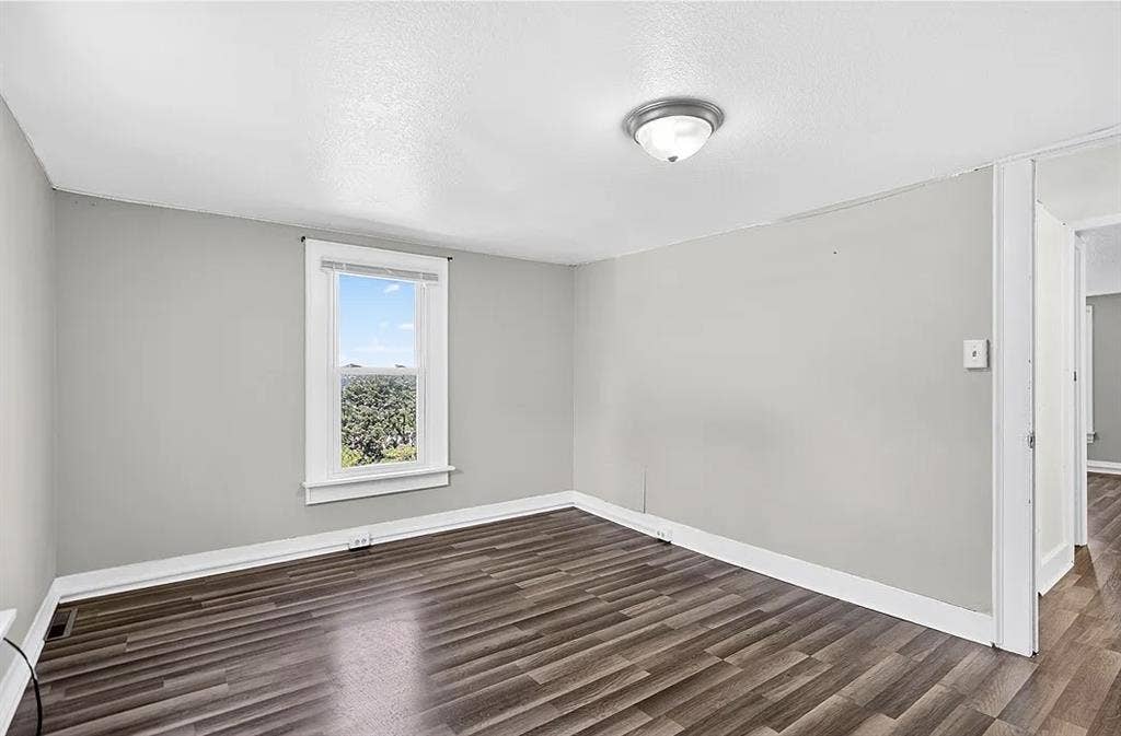 1 bedroom with private bathroom