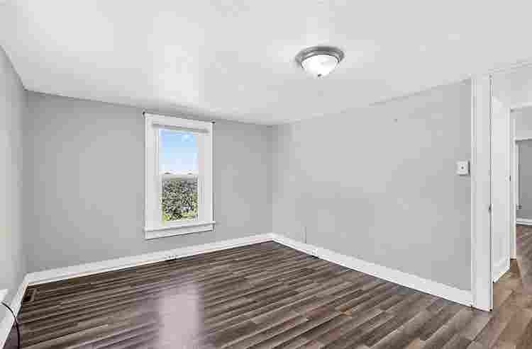 1 bedroom with private bathroom