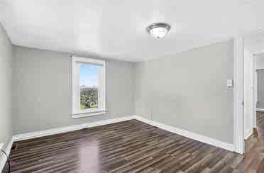 1 bedroom with private bathroom