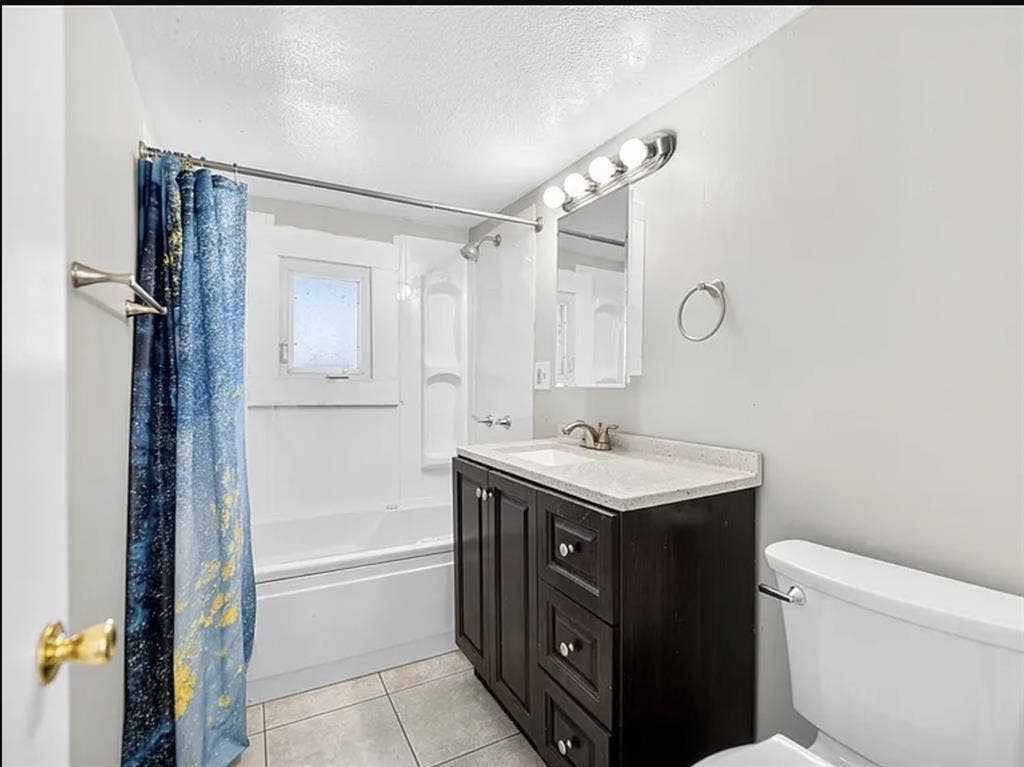 1 bedroom with private bathroom