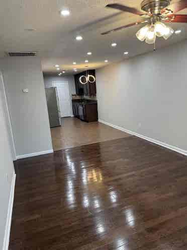 Looking for Roommate