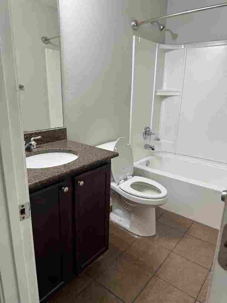 Looking for Roommate