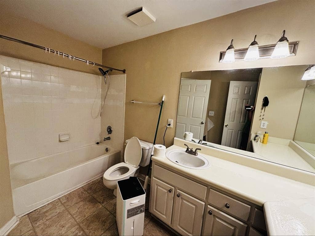 1 Room available in 2 bedroom condo