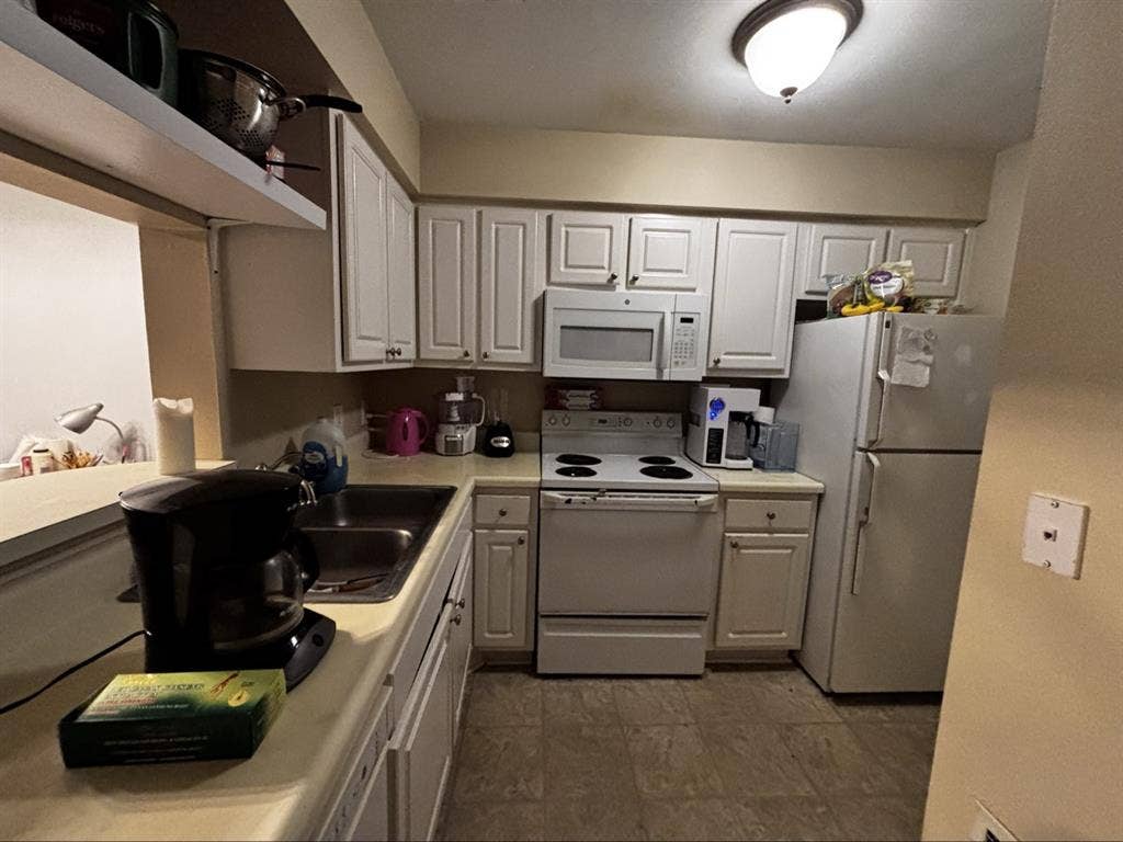 1 Room available in 2 bedroom condo