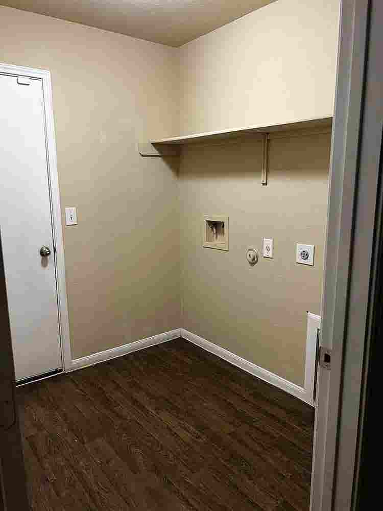 4 BR in Manor
