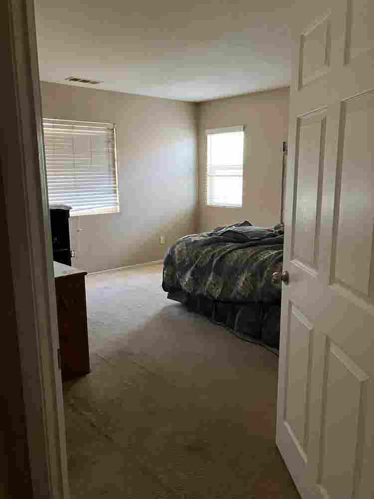 Master bedroom for rent or smaller