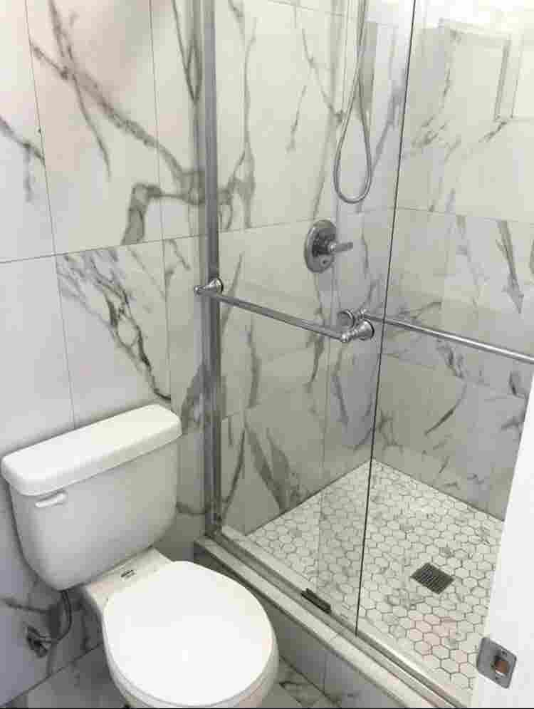 Looking for a female playa roomie!
