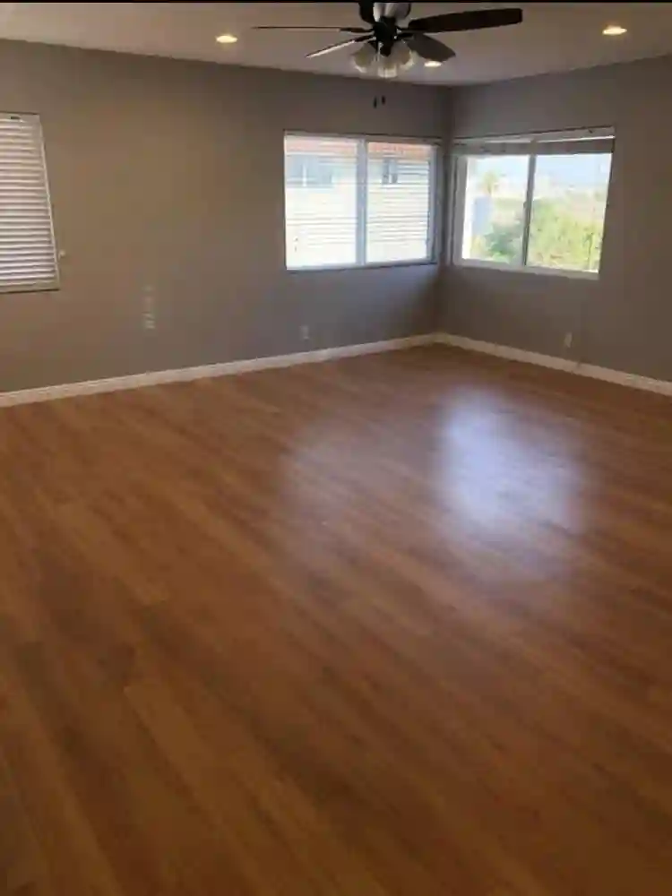 Looking for a female playa roomie!