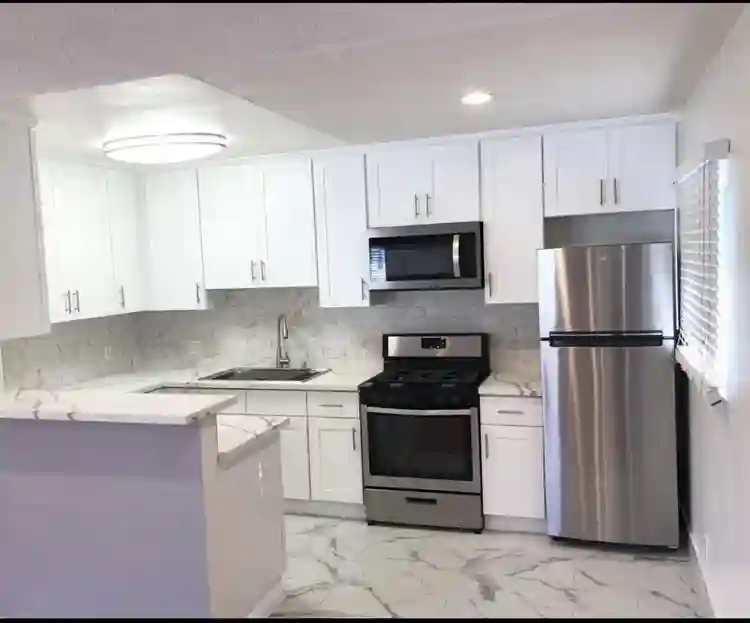 Looking for a female playa roomie!