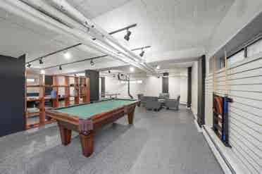 Newly Renovated 1BR in Uptown!