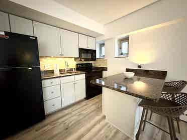 Newly Renovated 1BR in Uptown!