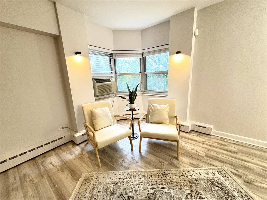 Newly Renovated 1BR in Uptown!