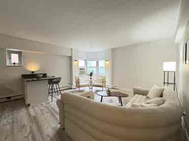 Newly Renovated 1BR in Uptown!