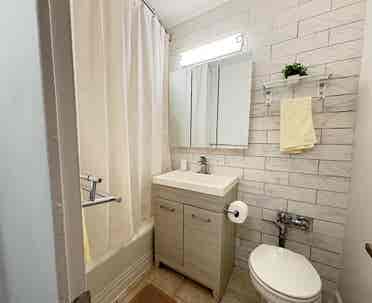 Newly Renovated 1BR in Uptown!
